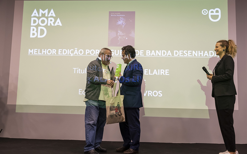 Ricardo Franco Faria, vereador da Cultura da CMA, entrega prémio de Melhor Edição Portuguesa de Banda Desenhada | Menina Baudelaire, de Yslaire, edição da Ala dos Livros