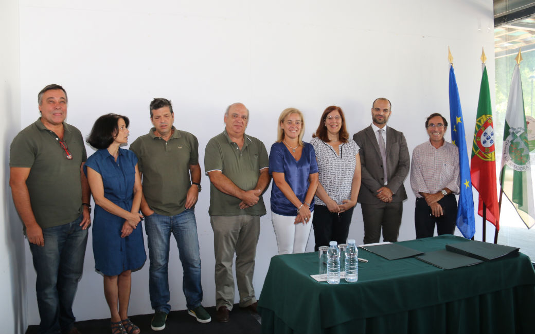O contrato de parceria foi assinado pela Câmara Municipal da Amadora, os Agrupamentos de Escolas e a Associação de Solidariedade Social Vencer – Casal Popular da Damaia