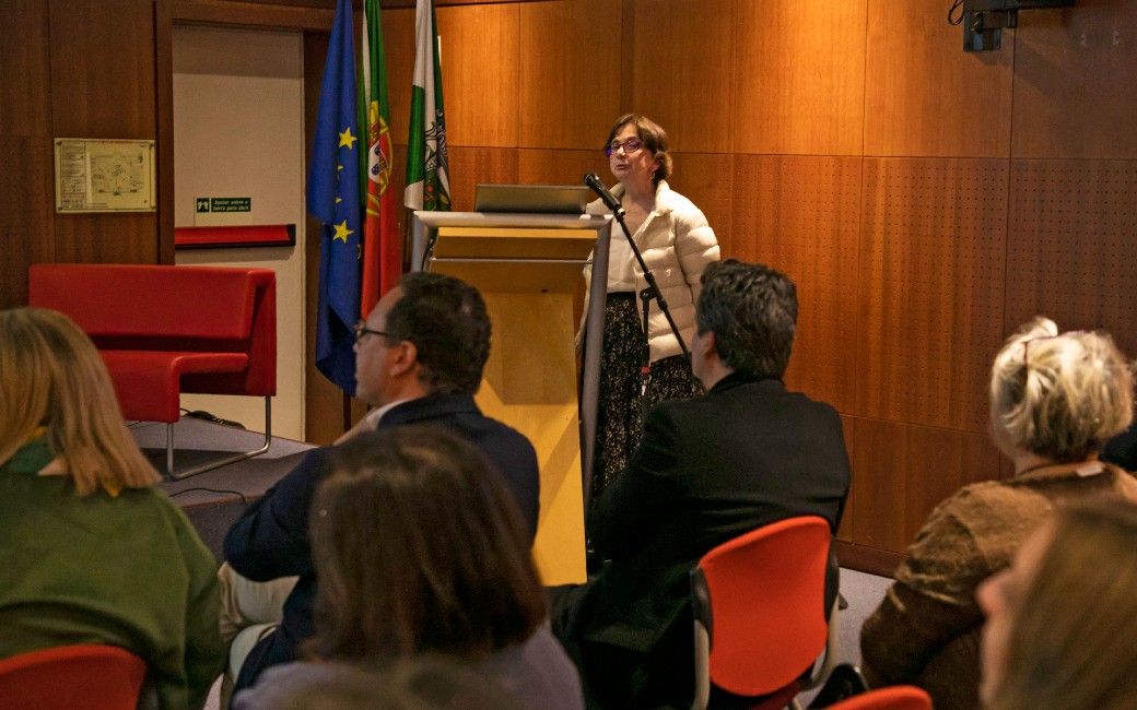A Prof.ª Margarida Serrano, da Escola Superior de Tecnologia da Saúde - Politécnico de Coimbra, fez uma comunicação sobre a importância da Audição na Aprendizagem