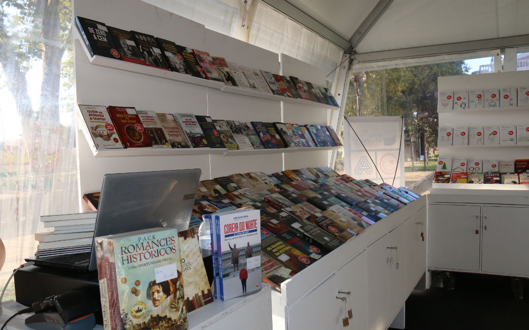 Pormenor da tenda de venda de livros