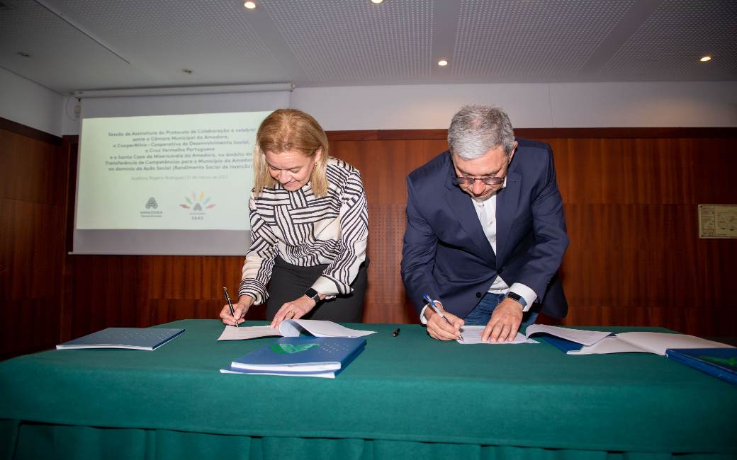 Assinatura do Protocolo de Colaboração entre o Município da Amadora - a Presidente, Carla Tavares e a Cruz Vermelha Portuguesa, Presidente da Direção, Carlos Lima Guerreiro