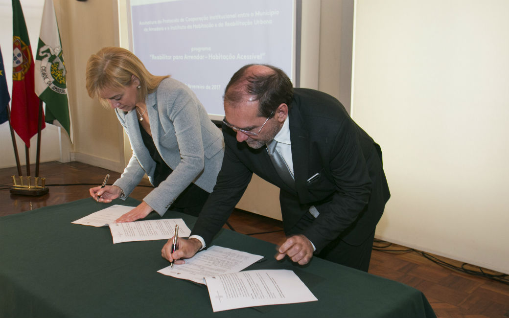 Presidente da CMA, Carla Tavares e Presidente do IHRU, Victor Reis, na assinatura do protocolo “Reabilitar para Arrendar – Habitação Acessível”