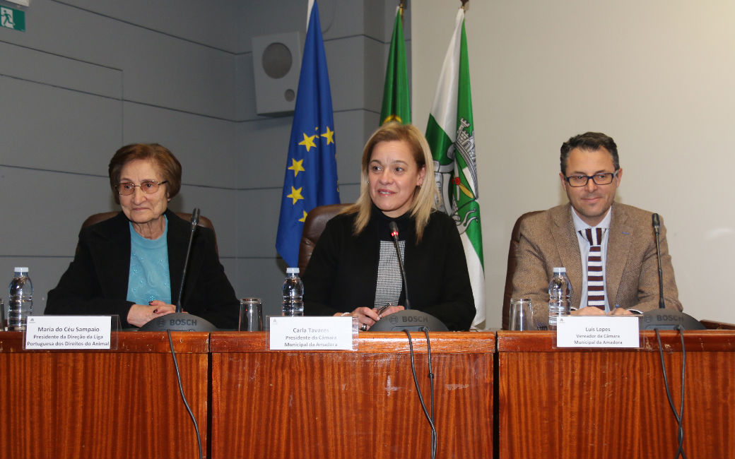 Maria do Céu Sampaio, presidente da LPDA, Carla Tavares, presidente da CMA e Luis Lopes, Vereador como pelouro do Serviço Veterinário Municipal