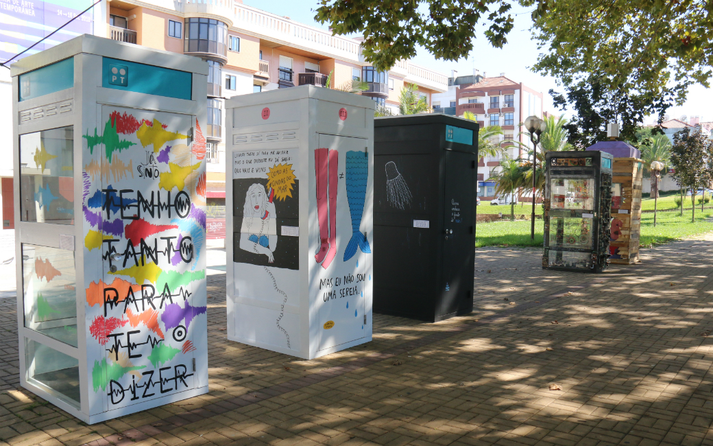 A Câmara Municipal da Amadora, em parceria com a Fundação PT, convidou cinco artistas plásticas e ilustradoras portuguesas para conceberem propostas visuais, em formato instalação, para um conjunto de cabines telefónicas, convertendo-as em suportes artísticos. 