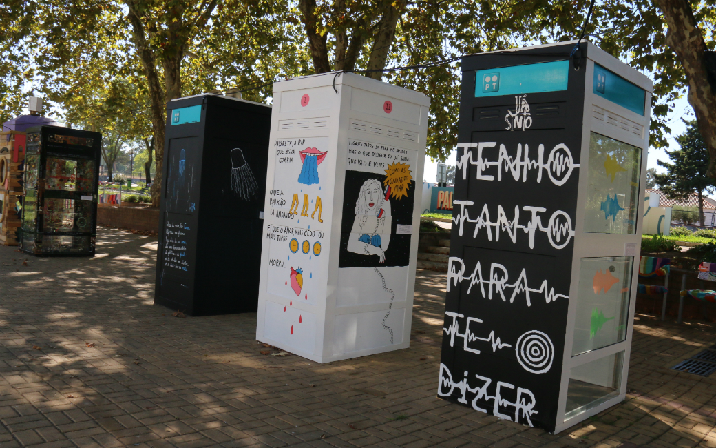 As cinco cabines permanecem colocadas no jardim em frente à Biblioteca Municipal Fernando Piteira Santos e podem ser apreciadas gratuitamente pelo público.