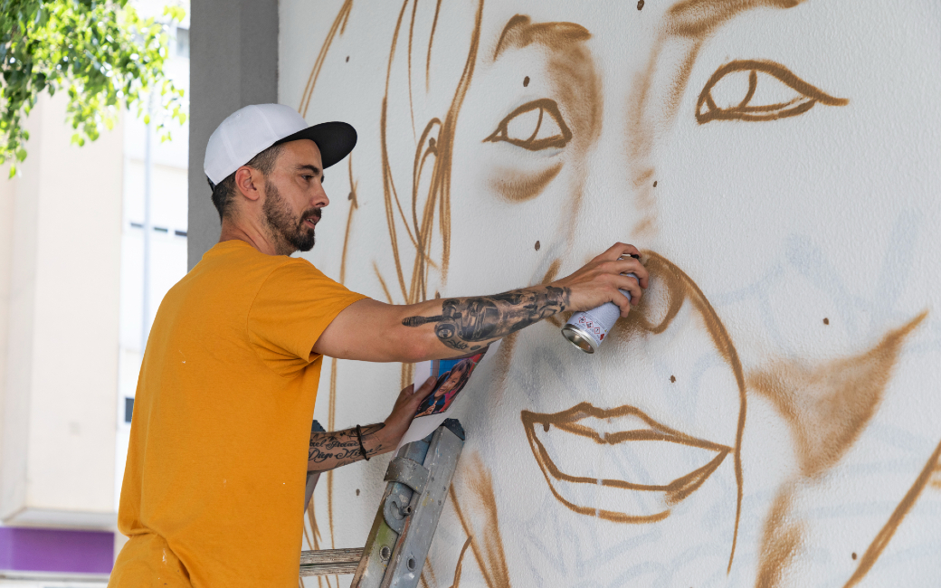 «Os muros com rostos humanizam os espaços e derrubam os “muros” que não deixam ver a diversidade cultural que habita a cidade.(...)»