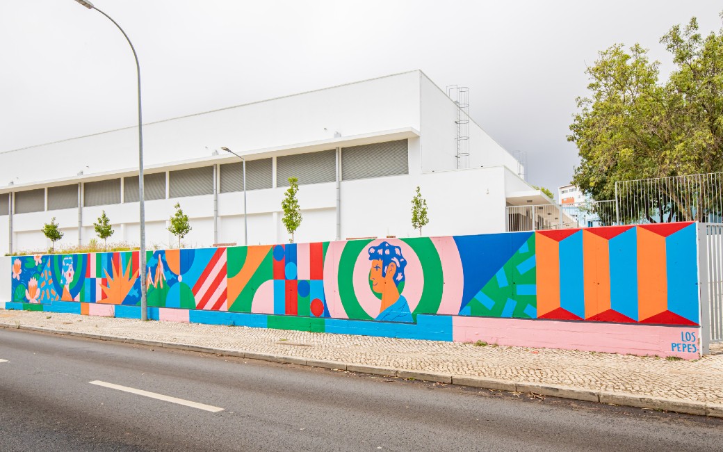 Trabalho concluído de Coletivo artístico Los Pepes Studio | Muro da Estrada da Portela (junto ao Pavilhão Nuno Delgado) 