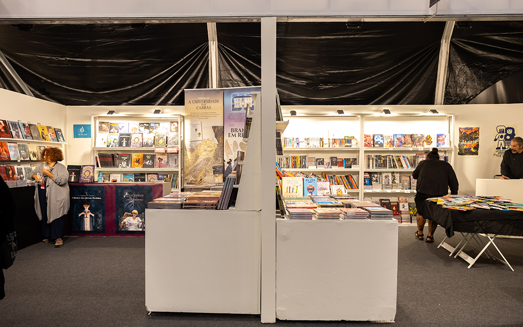 Zona comercial, que contou com a presença de várias editoras e que foi palco de lançamentos, sessões de autógrafos, apresentações e palestras
