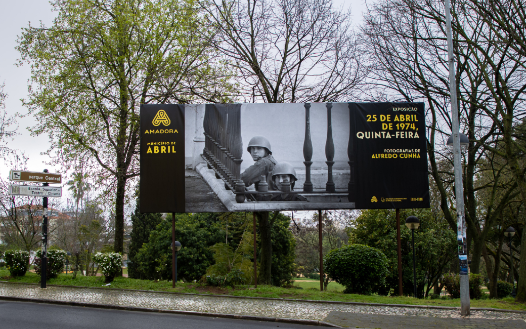 Exposição de 50 outdoors com fotografias de Alfredo Cunha para visitar nas ruas da cidade da Amadora