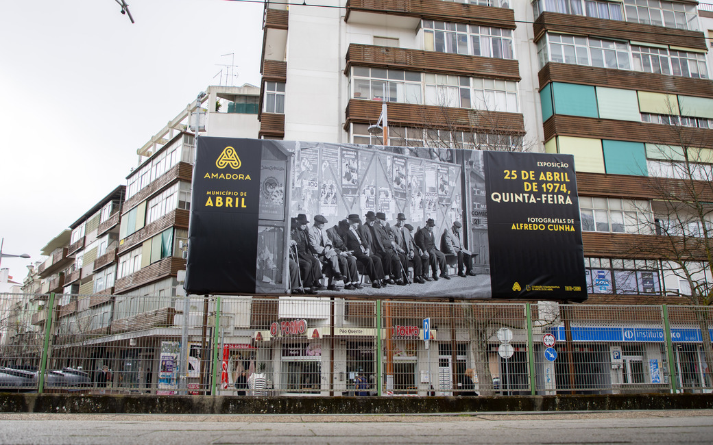 Exposição de 50 outdoors com fotografias de Alfredo Cunha para visitar nas ruas da cidade da Amadora