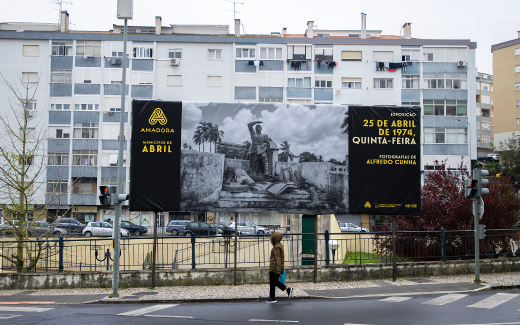 Exposição de 50 outdoors com fotografias de Alfredo Cunha para visitar nas ruas da cidade da Amadora