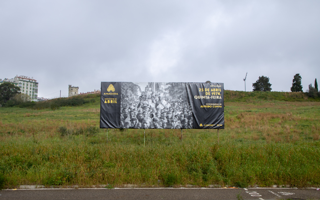 Exposição de 50 outdoors com fotografias de Alfredo Cunha para visitar nas ruas da cidade da Amadora