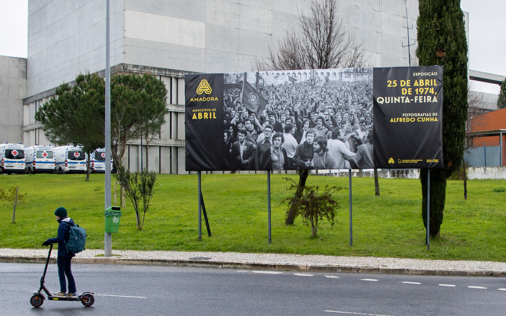 Exposição de 50 outdoors com fotografias de Alfredo Cunha para visitar nas ruas da cidade da Amadora