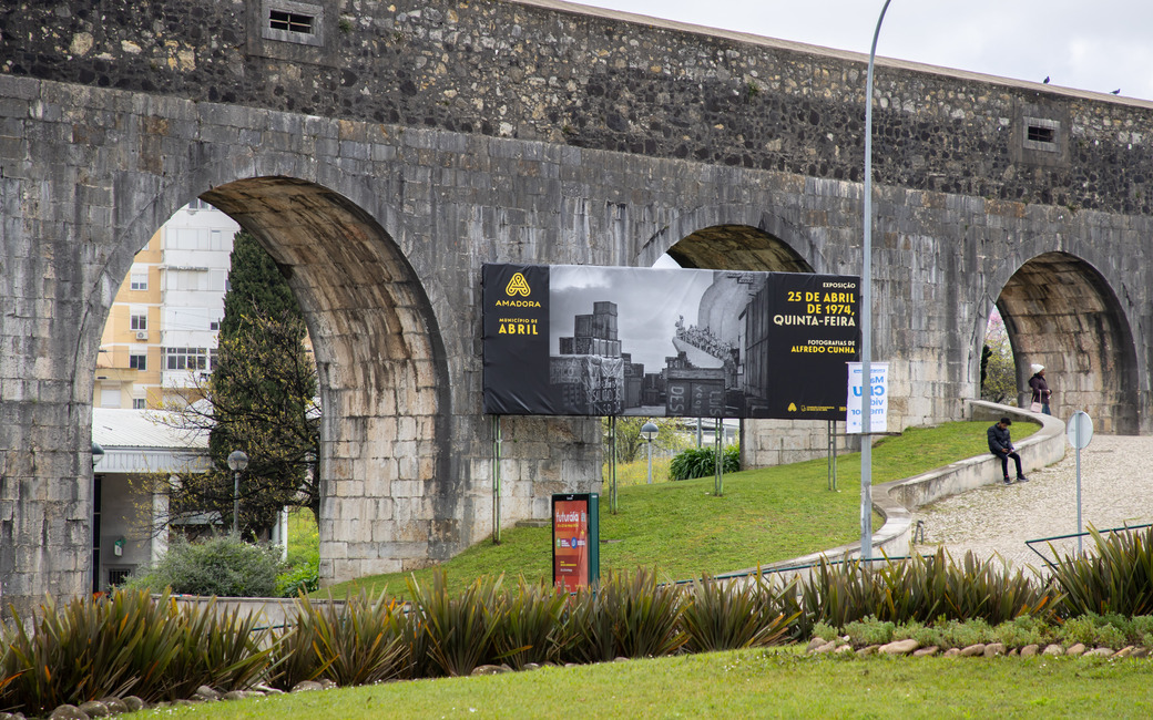 Exposição de 50 outdoors com fotografias de Alfredo Cunha para visitar nas ruas da cidade da Amadora