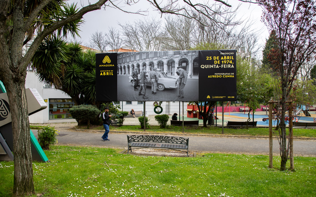 Exposição de 50 outdoors com fotografias de Alfredo Cunha para visitar nas ruas da cidade da Amadora