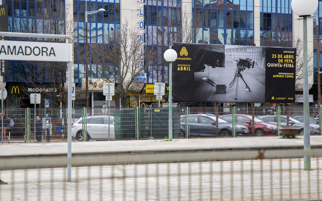 Exposição de 50 outdoors com fotografias de Alfredo Cunha para visitar nas ruas da cidade da Amadora