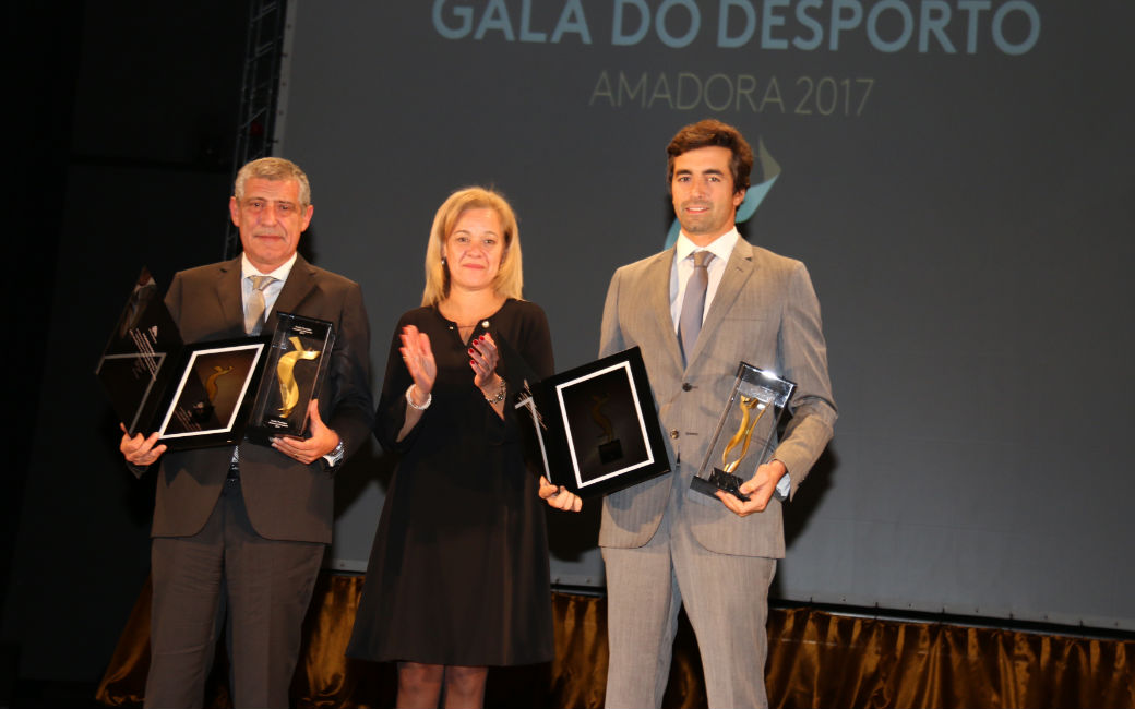 Os homenageados Fenando Santos e Simão Morgado com Carla Tavares