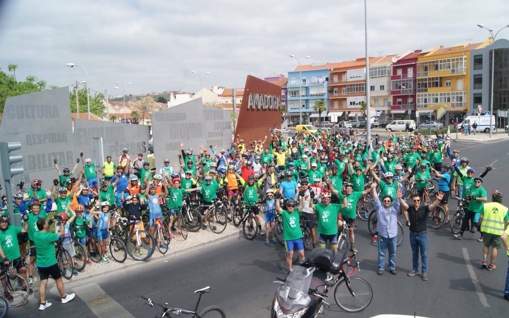 Centenas pedalaram na Amadora para comemorar o 25 de Abril