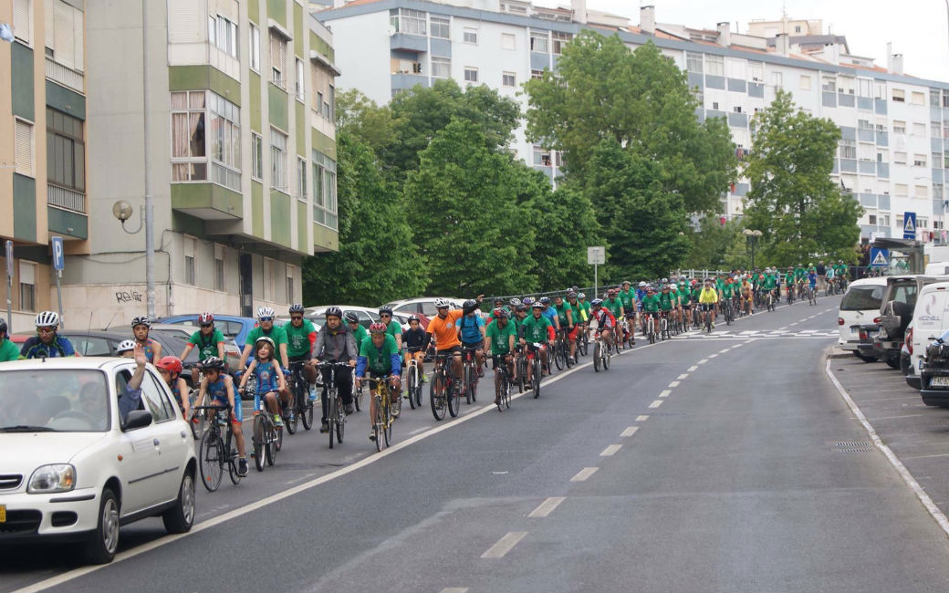 Centenas pedalaram na Amadora para comemorar o 25 de Abril