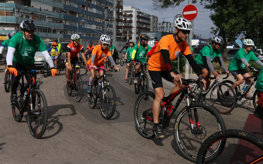 Centenas pedalaram na Amadora para comemorar o 25 de Abril