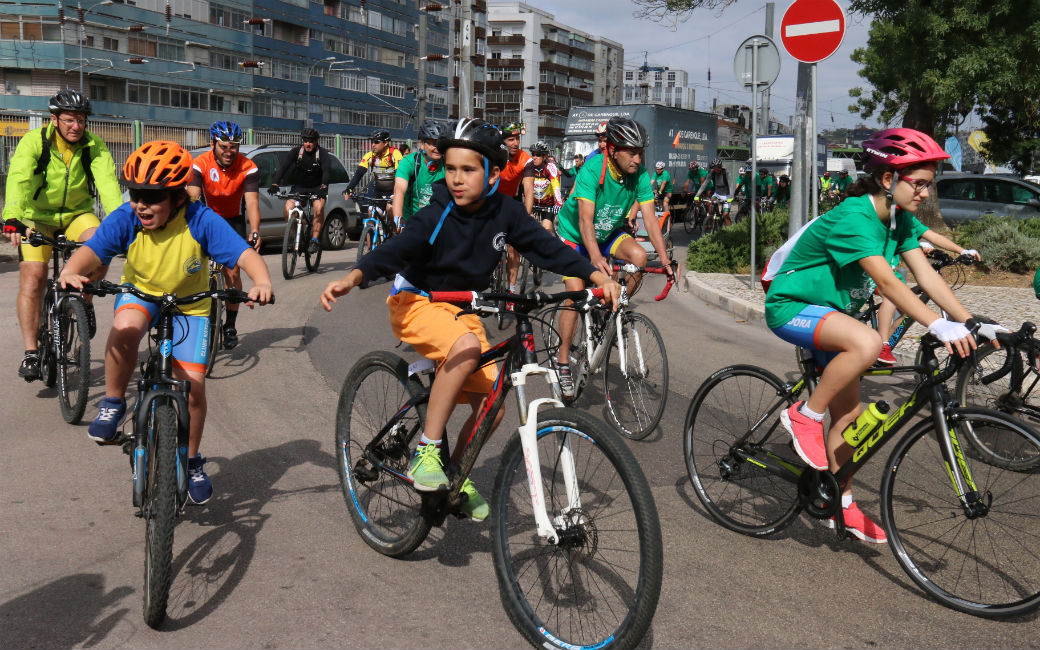 Centenas pedalaram na Amadora para comemorar o 25 de Abril