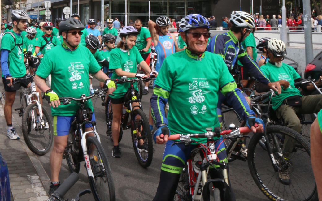 Centenas pedalaram na Amadora para comemorar o 25 de Abril