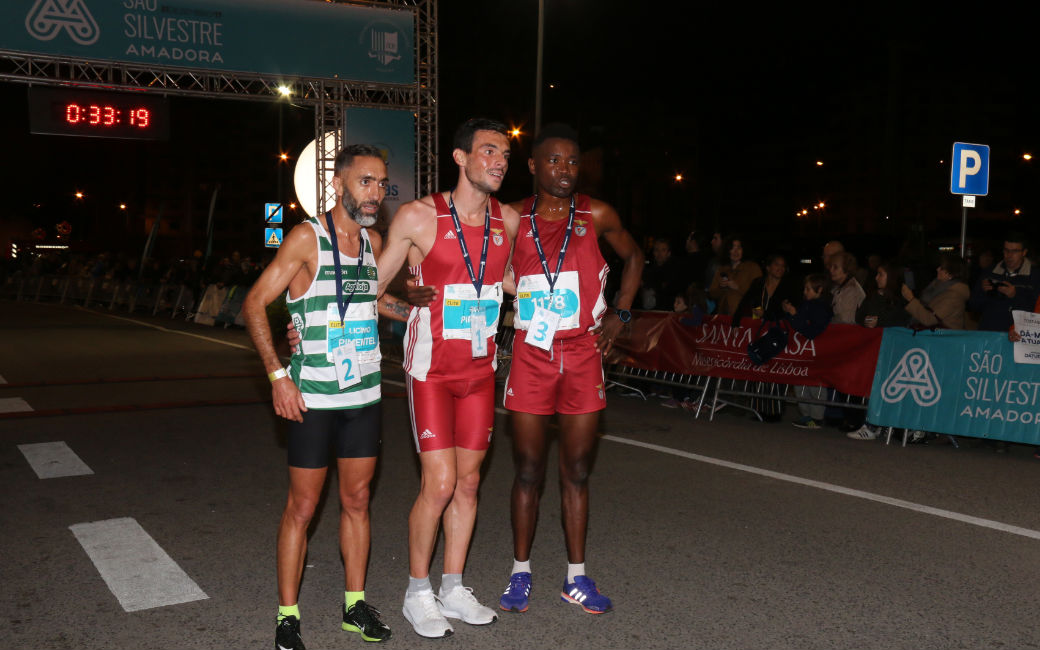 O vencedor com Licínio Pimentel e Eduardo Mbengani