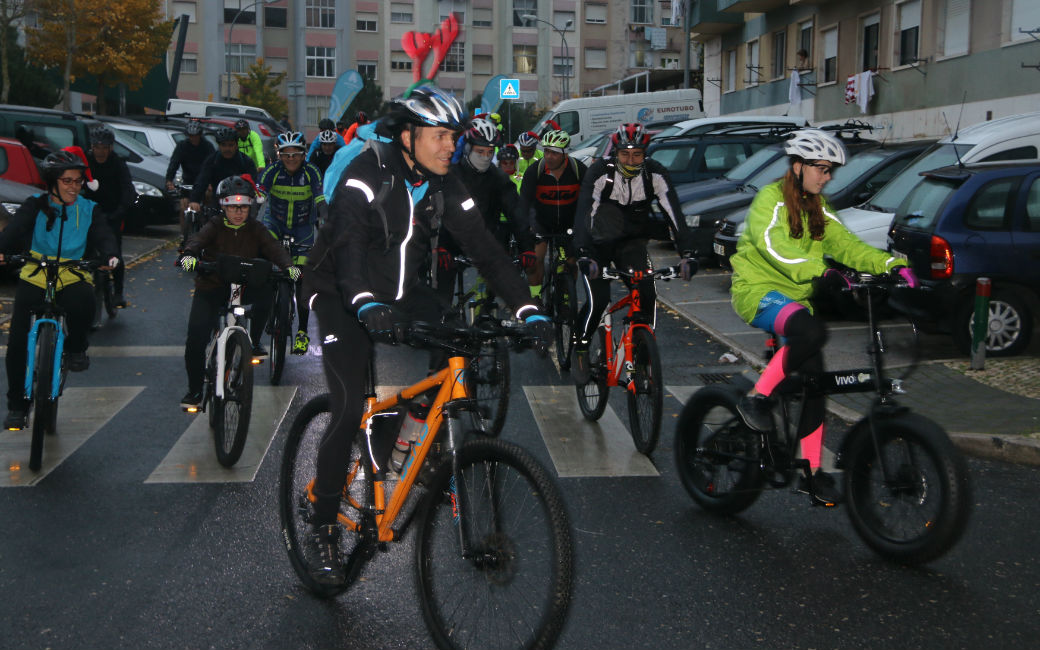 Passeio de Natal em bicicleta percorreu as ruas da Amadora à noite