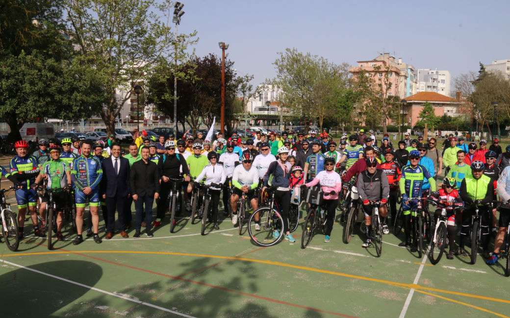 Bicicletas celebraram o 25 de Abril pelas ruas da Amadora