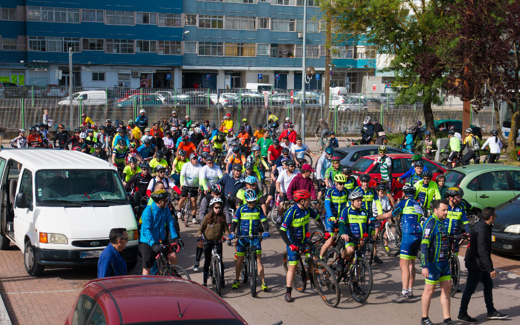 Dezenas de entusiastas da bicicleta juntaram-se para celebrar o 25 de Abril