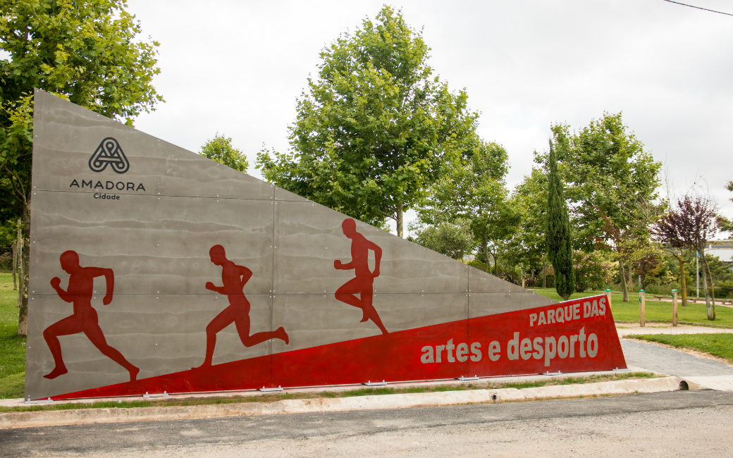 Complementando a pista de caminhada já construída naquele local, foram criados vários espaços multifuncionais, enquadrados numa área onde se pode caminhar, correr ou andar de bicicleta.