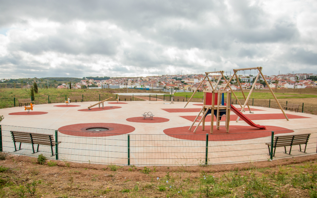 Complementando a pista de caminhada já construída naquele local, foram criados vários espaços multifuncionais, enquadrados numa área onde se pode caminhar, correr ou andar de bicicleta.