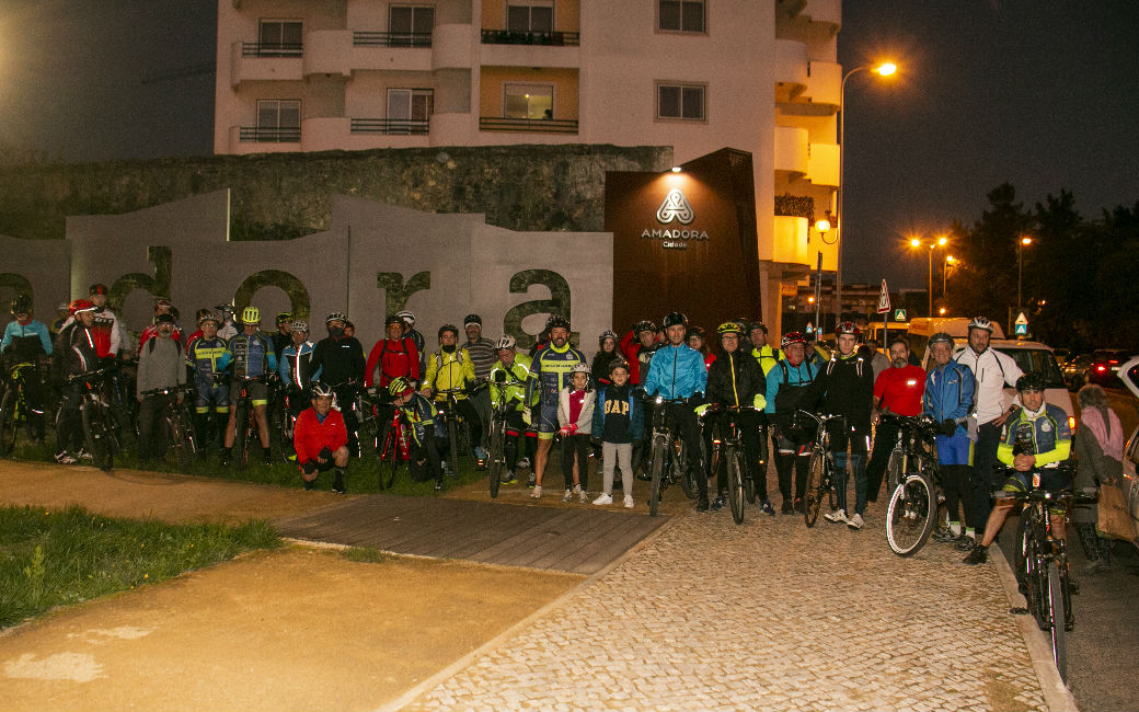 Passeio de bicicleta noturno pelas ruas da Amadora