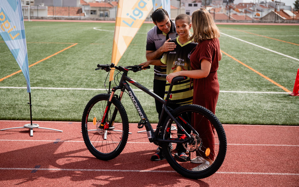 Moisés Moreno, da Associação AMAVITA Foot vencedor do sorteio de uma bicicleta oferecida pela Decathlon