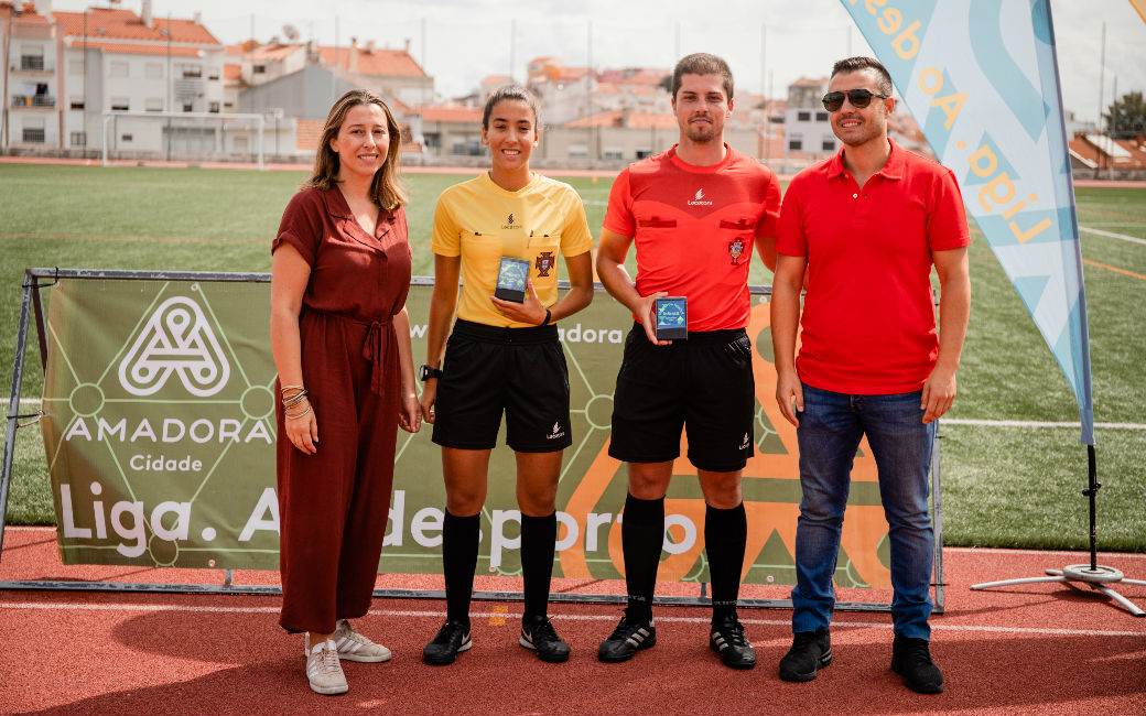 Vereadora Susana Nogueira e Hugo Crispim (coordenador do Gab. Desporto) com os árbitros Ângelo Valério e Bruna Pico do Concelho de Arbitragem da Associação de Futebol de Lisboa