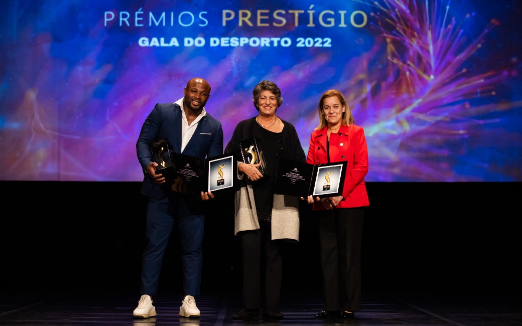 Carla Tavares, presidente da Câmara Municipal da Amadora, com os homenageados com o Prémio Prestígio: Madalena Canha e Jorge Fonseca
