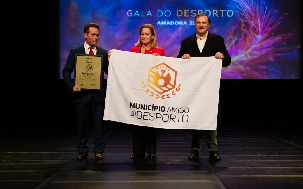 Carla Tavares, presidente da Câmara Municipal da Amadora e Ricardo Franco Faria, vereador do desporto, recebem galardão "Município Amigo do Desporto"