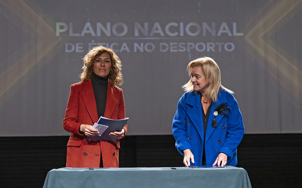 Eduarda Marques, Diretora da Direção Regional de Lisboa e Vale do Tejo do IPDJ, I.P. e Carla Tavares, Presidente da Câmara Municipal da Amadora, assinam memorando de entendimento no âmbito do Plano Nacional de Ética no Desporto