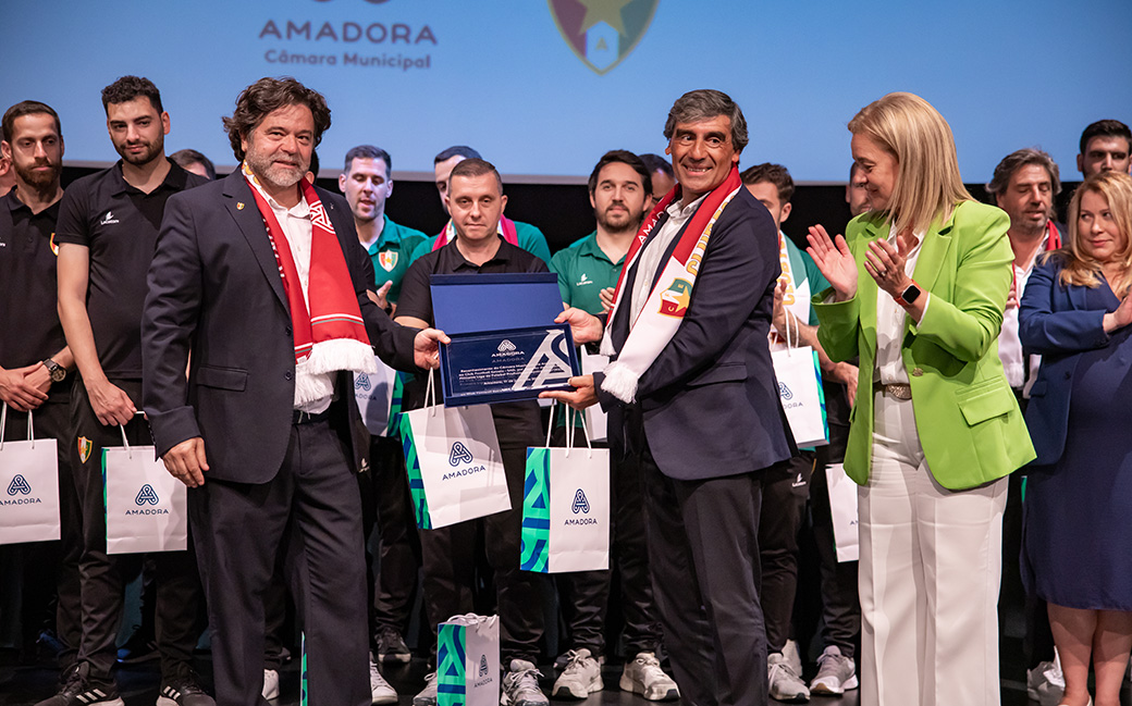 Carla Tavares, Presidente da Câmara Municipal da Amadora, entrega placa de reconhecimento a Paulo Lopo, Presidente do Club Football Estrela – SAD e José Manuel Francisco, Presidente do Estrela da Amadora