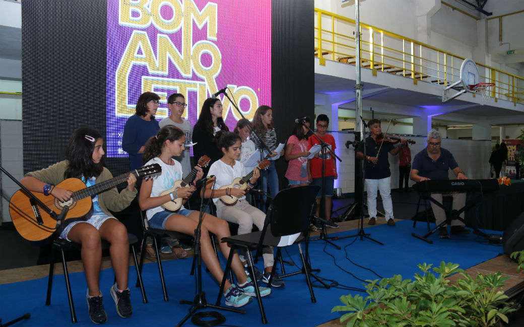 Alunos do clube de música "Vamos cantar e tocar", da EB 2,3 Sophia de Melo Breyner Andresen