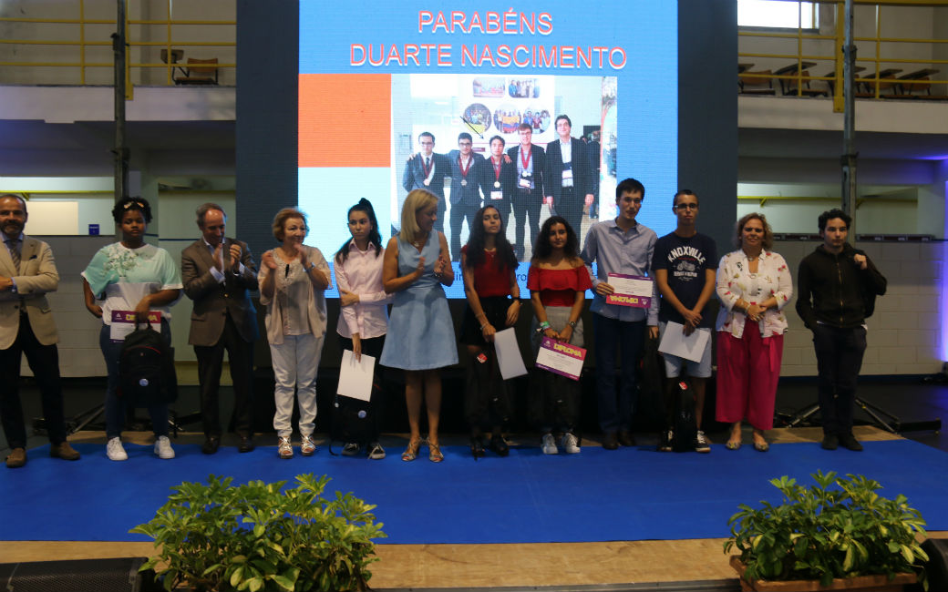 Duarte Nascimento, ex-aluno do 12.º ano da Escola Secundária da Amadora, medalha de ouro na XXII Olimpíada Ibero-americana de Física (1.º à direita)