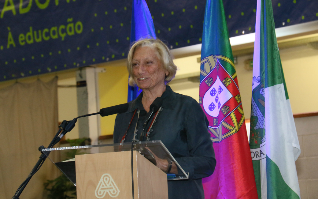 Maria Emília Brederote Santos, Presidente do Conselho Nacional de Educação garantiu que a instituição à qual preside é democrática. Criticou ainda o recurso elevado à retenção de alunos e defendeu novas abordagens de aprendizagem, que recorram à experimentação e vivências quotidianas.