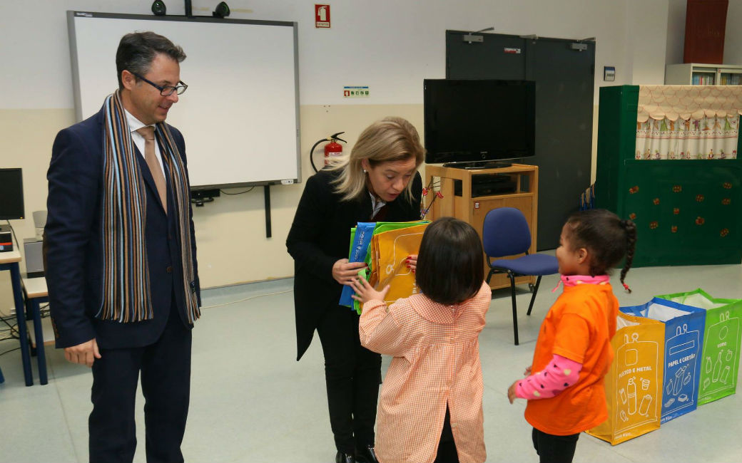 A Presidente da Câmara Municipal da Amadora, Carla Tavares, e o Vereador do Pelouro do Ambiente, Luís Lopes, deslocaram-se à EB1/JI Sacadura Cabral para a entrega simbólica de Ecobags