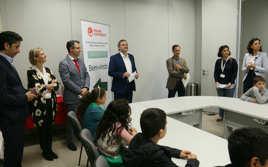 A entrega deste material reciclável teve lugar na loja do Continente da Amadora – Sonae MC, e contou com a presença de Luís Lopes, vereador da autarquia com o pelouro do Ambiente, Marcos Bartilotti, representante da Direção Nacional da Quercus, e Pedro Vaz, diretor da loja do Continente da Amadora, em representação da Missão Continente, parceira deste projeto.