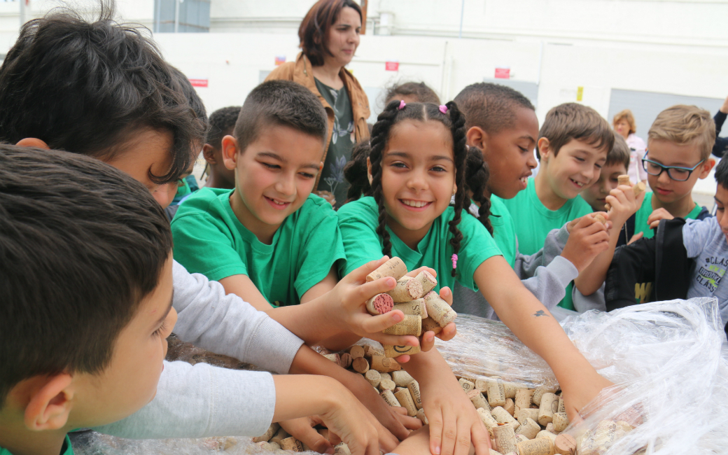 O momento da entrega das rolhas de cortiça contou ainda com a presença de alguns alunos dos estabelecimentos escolares que mais contribuíram para o sucesso desta iniciativa, nomeadamente da EB1/JI Sacadura Cabral e EB1/JI da Brandoa.