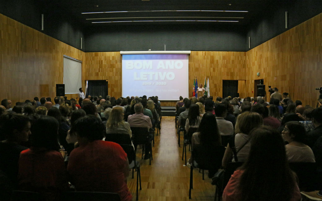 Auditório da Escola Secundária Seomara da Costa Primo lotado para a Receção à Comunidade Educativa