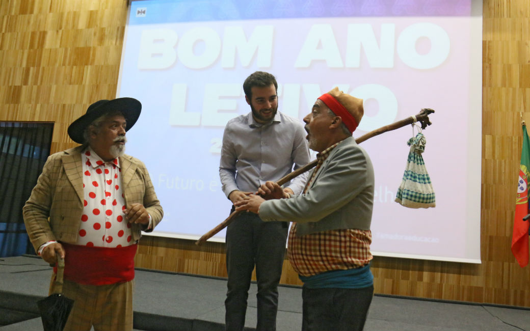 Momento teatral com Zé Pacóvio e Grilinho