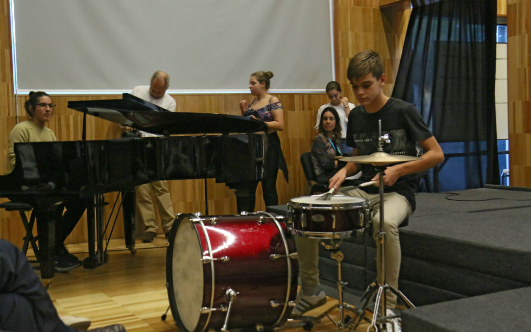 Roberto Filho (piano) e Gonçalo Moreira (bateria) interpretaram "Trilhos Urbanos", de Caetano Veloso 