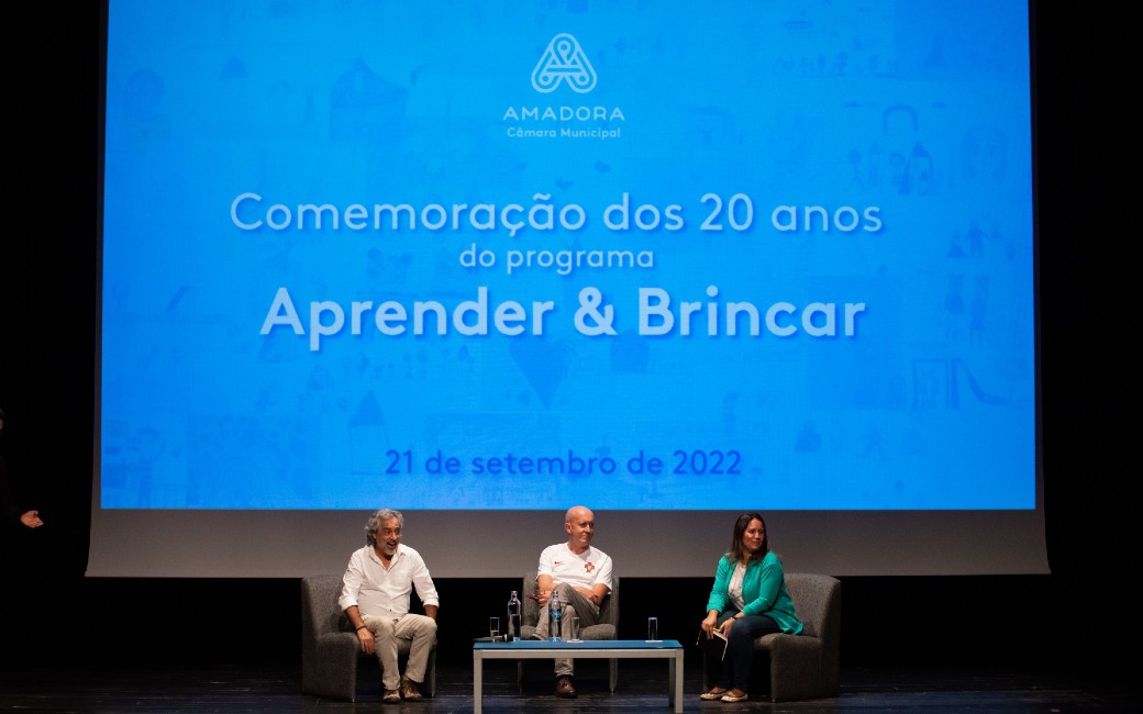 2.º painel: "A criança no centro de prioridade”