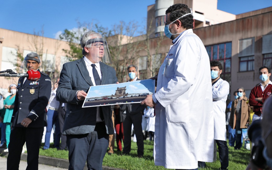 Profissionais de saúde do Hospital Dr. Fernando Fonseca homenageados